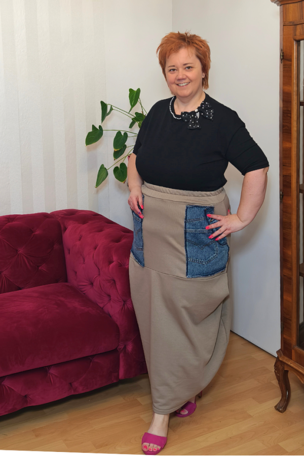 Plus size sukňa s riflovými vreckami - hnedá